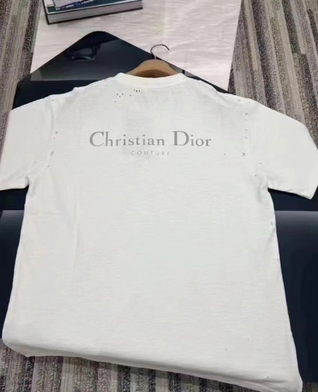  Dior迪奥2025新款经典字母做旧破洞印花LOGO短袖男女同款
这款 T 恤采用棉质竹节平纹针织面料
