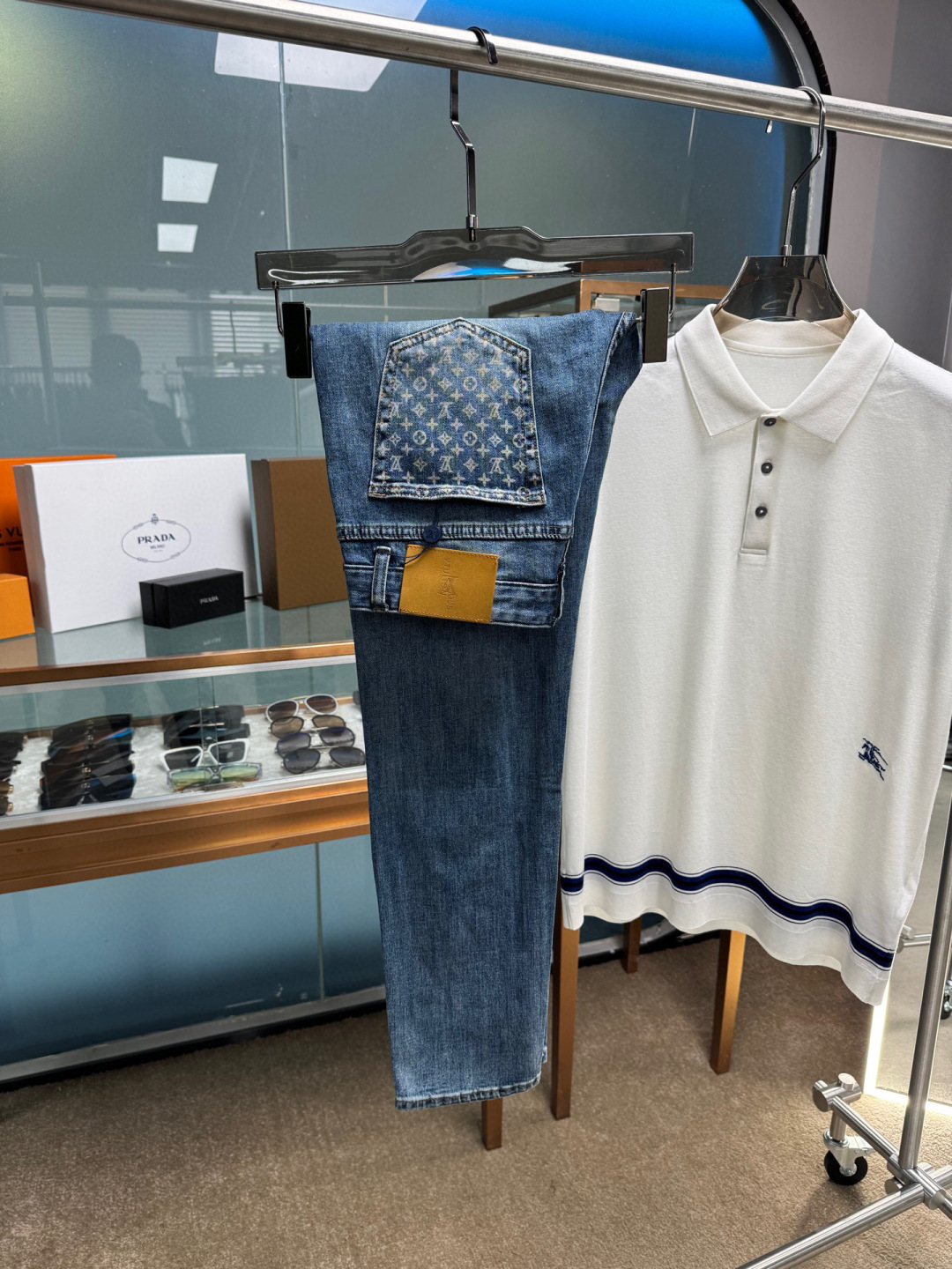 NO:569886,LV 2025 new autumn and winter men's casual jeans, top quality!  Channel orders and official website sales simultaneously!  !  Original factory custom-made denim made of pure cotton!  Suitable for various combinations of casual and formal wear ~ perfect for daily commuting!  !  Size 29-38 (not 3537),,louis vuitton,jeans,alexander wang19860909LV 2025秋冬新款男士休闲牛仔裤,顶级品质！渠道订单,官网同步出售！！原厂订制牛仔全棉材质！适合休闲/正装各种搭配～日常通勤的极品！！尺码29-38（没3537）,,louis vuitton,jeans,alexander wang,Men's clothing