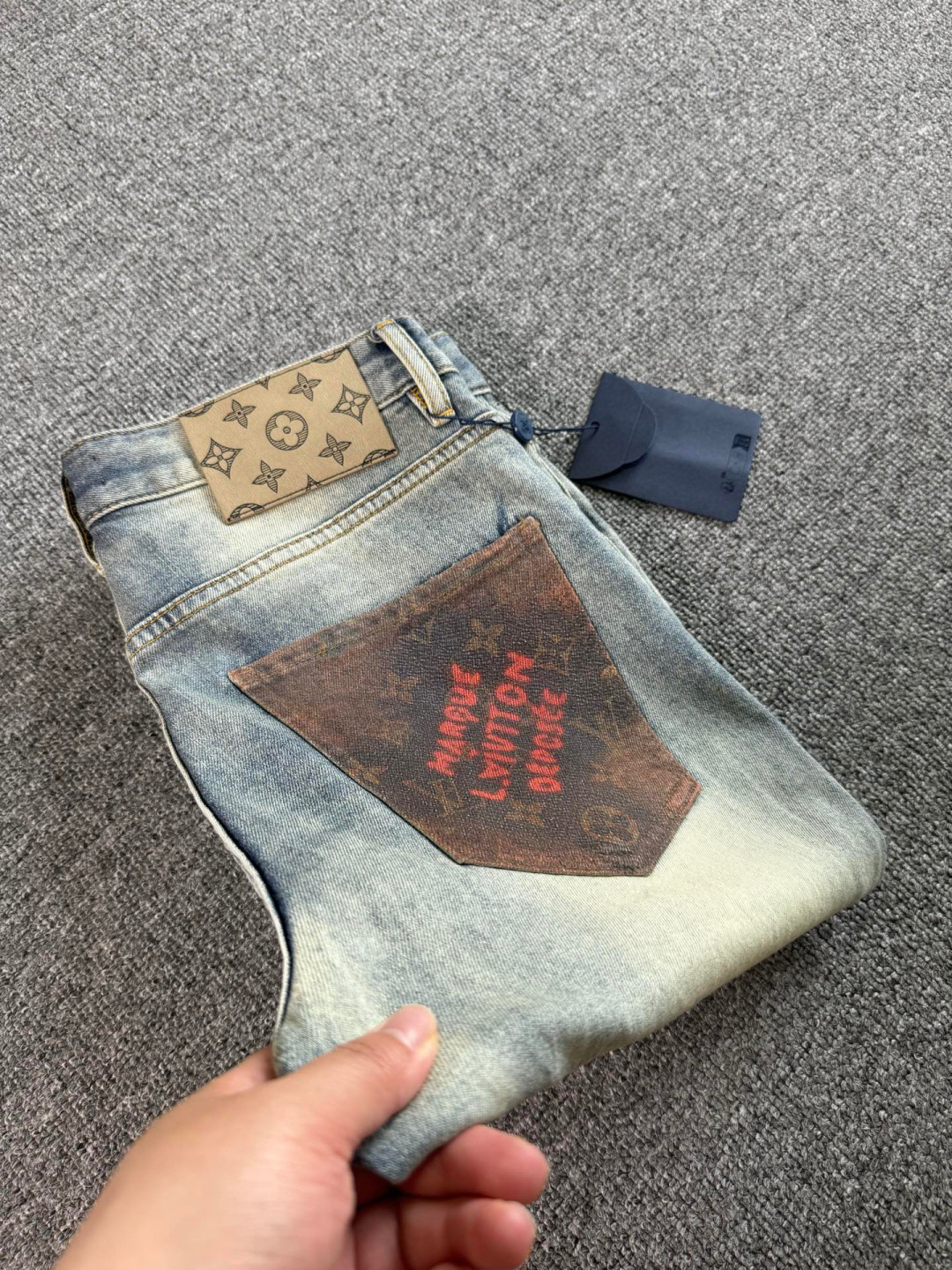 NO:416828,LV 2025ss Spring and Summer New Slim Small Foot Jeans Perfect Washing Process Customized Top Hardware Logo Exclusive Customized Micro-Elastic Fabric Number of 29-38 (Not 35, 37) 021,,louis vuitton,jeans,alexander wang19860909LV 2025ss春夏新款修身小脚牛仔裤 完美洗水工艺 定制顶级五金logo 独家定制微弹面料 码数29-38（没35、37) 021,,louis vuitton,jeans,alexander wang,Men's clothing