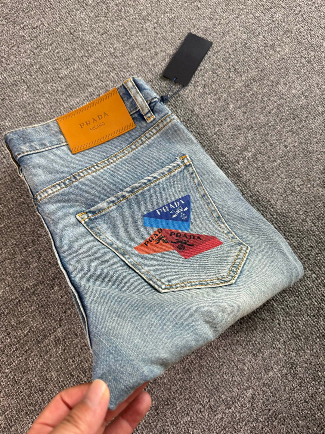 NO:416857,Prada 2025ss Spring and Summer New Slim Small Foot Jeans Perfect Washing Process Customized Top Hardware Logo Exclusive Customized Micro-Elastic Fabric Number of 29-38 (Not 35, 37) 021,,prada,jeans,alexander wang19860909普拉达2025ss春夏新款修身小脚牛仔裤 完美洗水工艺 定制顶级五金logo 独家定制微弹面料 码数29-38（没35、37) 021,,prada,jeans,alexander wang,Men's clothing
