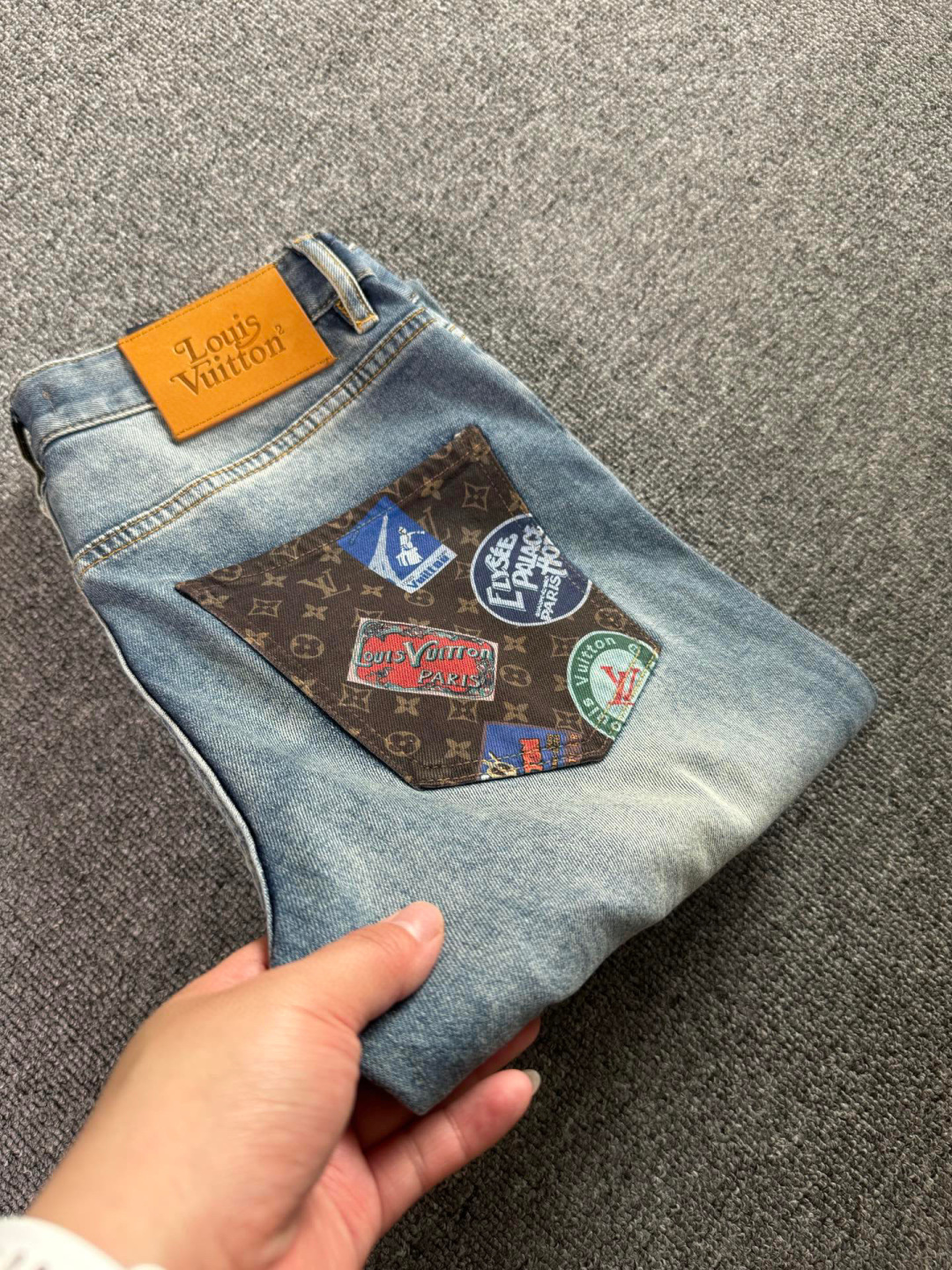 NO:416798,LV 2025ss Spring and Summer New Slim Small Foot Jeans Perfect Washing Process Customized Top Hardware Logo Exclusive Customized Micro-Elastic Fabric Number of 29-38 (Not 35, 37) 021,,louis vuitton,jeans,alexander wang19860909LV 2025ss春夏新款修身小脚牛仔裤 完美洗水工艺 定制顶级五金logo 独家定制微弹面料 码数29-38（没35、37) 021,,louis vuitton,jeans,alexander wang,Men's clothing