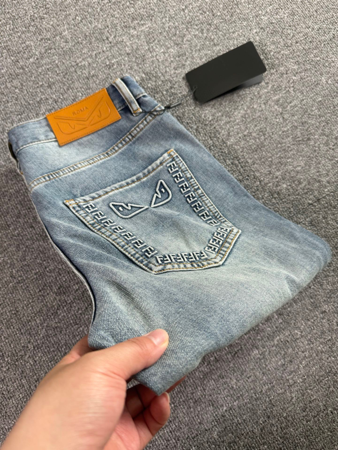 NO:416805,Fendi 2025ss Spring and Summer New Slim Small Foot Jeans Perfect Washing Process Customized Top Hardware Logo Exclusive Customized Micro-Elastic Fabric Number of 29-38 (Not 35, 37) 021,,fendi,jeans,alexander wang19860909芬迪 2025ss春夏新款修身小脚牛仔裤 完美洗水工艺 定制顶级五金logo 独家定制微弹面料 码数29-38（没35、37) 021,,fendi,jeans,alexander wang,Men's clothing