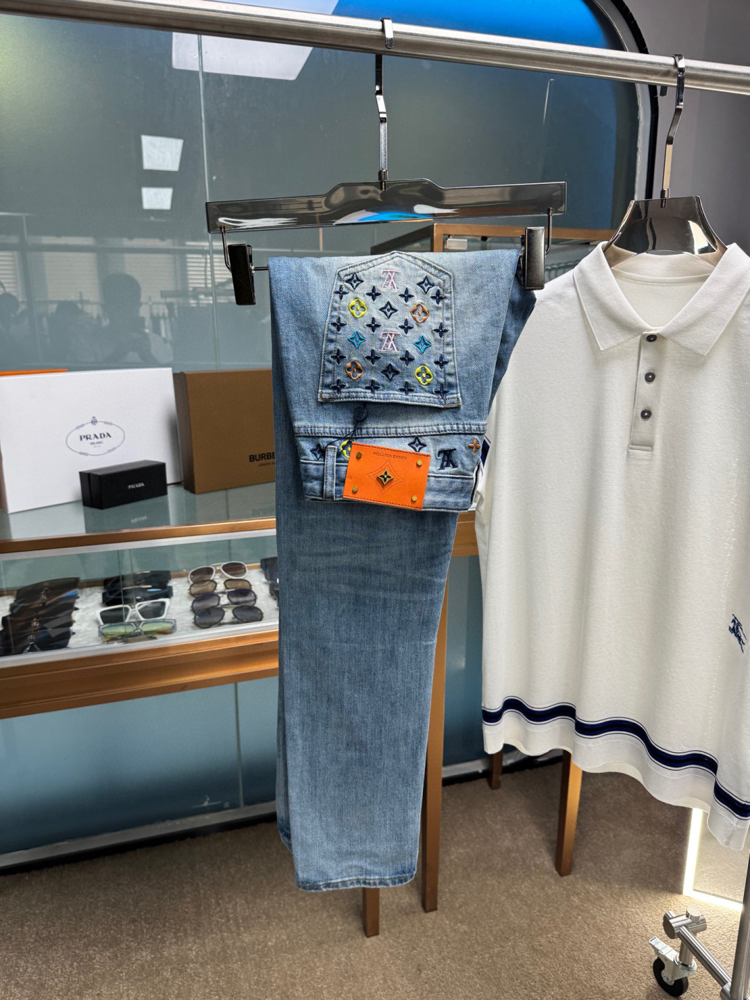 NO:569909,LV 2025 new autumn and winter men's casual jeans, top quality!  Channel orders and official website sales simultaneously!  !  Original factory custom-made denim made of pure cotton!  Suitable for various combinations of casual and formal wear ~ perfect for daily commuting!  !  Size 29-38 (not 3537),,louis vuitton,jeans,alexander wang19860909LV 2025秋冬新款男士休闲牛仔裤,顶级品质！渠道订单,官网同步出售！！原厂订制牛仔全棉材质！适合休闲/正装各种搭配～日常通勤的极品！！尺码29-38（没3537）,,louis vuitton,jeans,alexander wang,Men's clothing