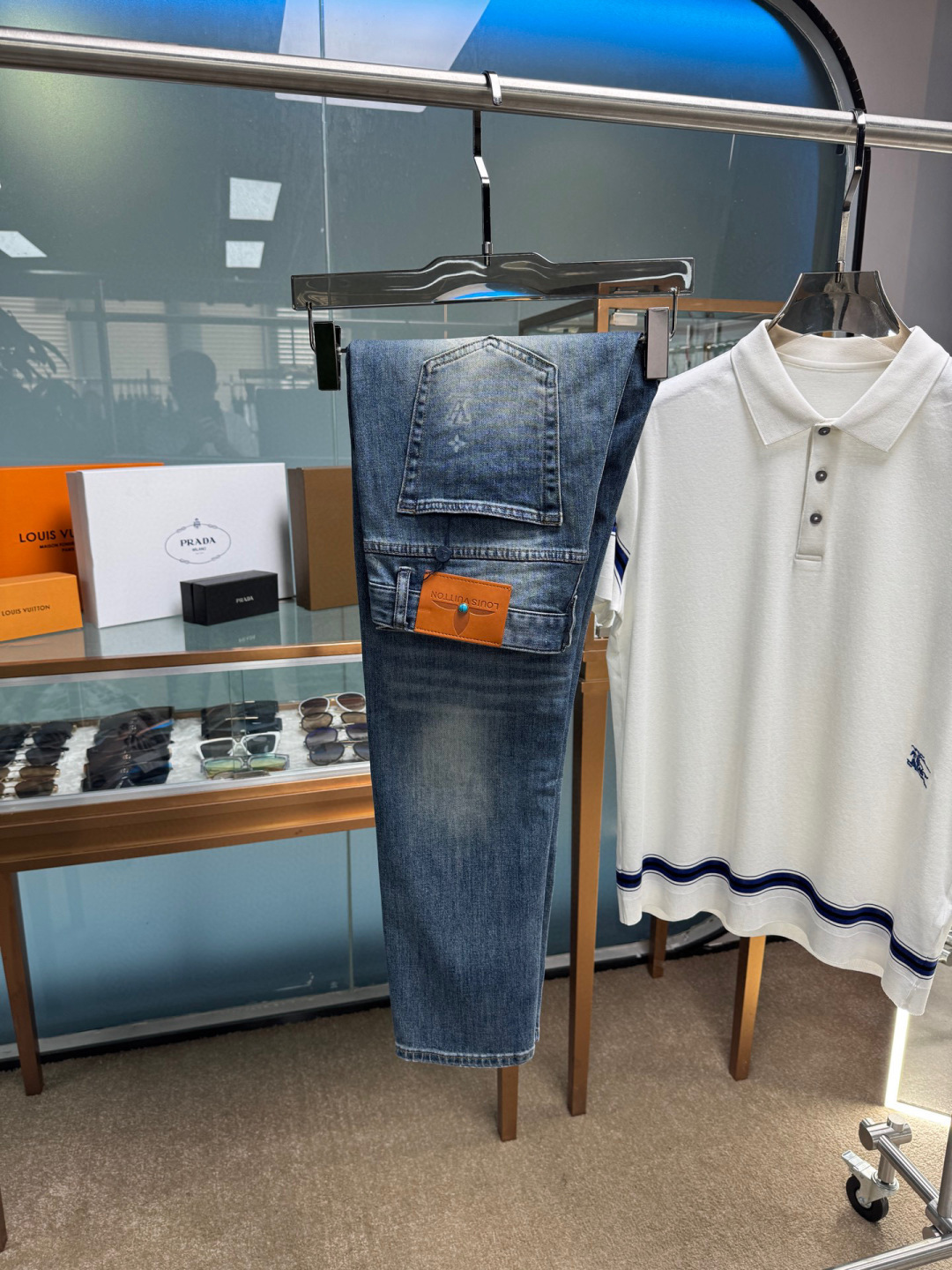 NO:569870,LV 2025 new autumn and winter men's casual jeans, top quality!  Channel orders and official website sales simultaneously!  !  Original factory custom-made denim made of pure cotton!  Suitable for various combinations of casual and formal wear ~ perfect for daily commuting!  !  Size 29-38 (not 3537),,louis vuitton,jeans,alexander wang19860909LV 2025秋冬新款男士休闲牛仔裤,顶级品质！渠道订单,官网同步出售！！原厂订制牛仔全棉材质！适合休闲/正装各种搭配～日常通勤的极品！！尺码29-38（没3537）,,louis vuitton,jeans,alexander wang,Men's clothing