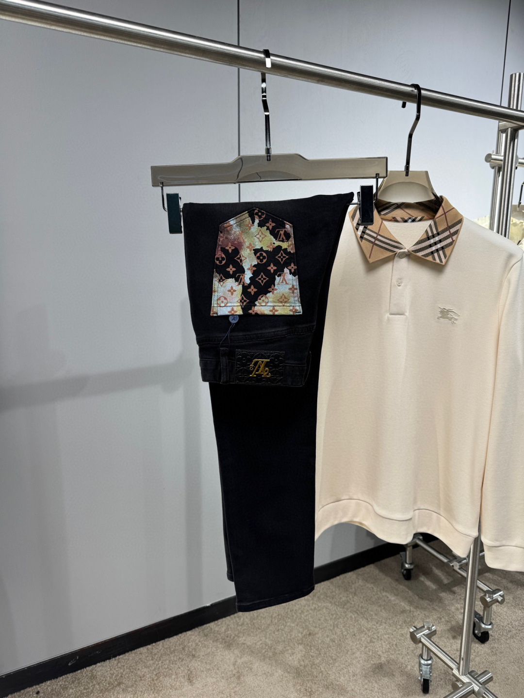 NO:569882,Louis Vuitton 2025 new autumn and winter new belt pocket printed calf slim jeans - Imported original washed stretch fabric, original hardware accessories with logo, super slim fit, extremely high grade, customized buttons, heavy washing process, many hidden details, same style as Internet celebrity, code number 29-38, louis vuitton, jeans, alexander wang19860909Louis Vuitton2025秋冬新款腰带口袋印花小黑牛修身牛仔裤- 进口原版水洗弹力面料 原版五金辅料装logo,版型修身超正 档次极高 定制纽扣 重度水洗工艺 暗藏玄机的细节非常多 网红同款 码数29-38,,louis vuitton,jeans,alexander wang,Men's clothing