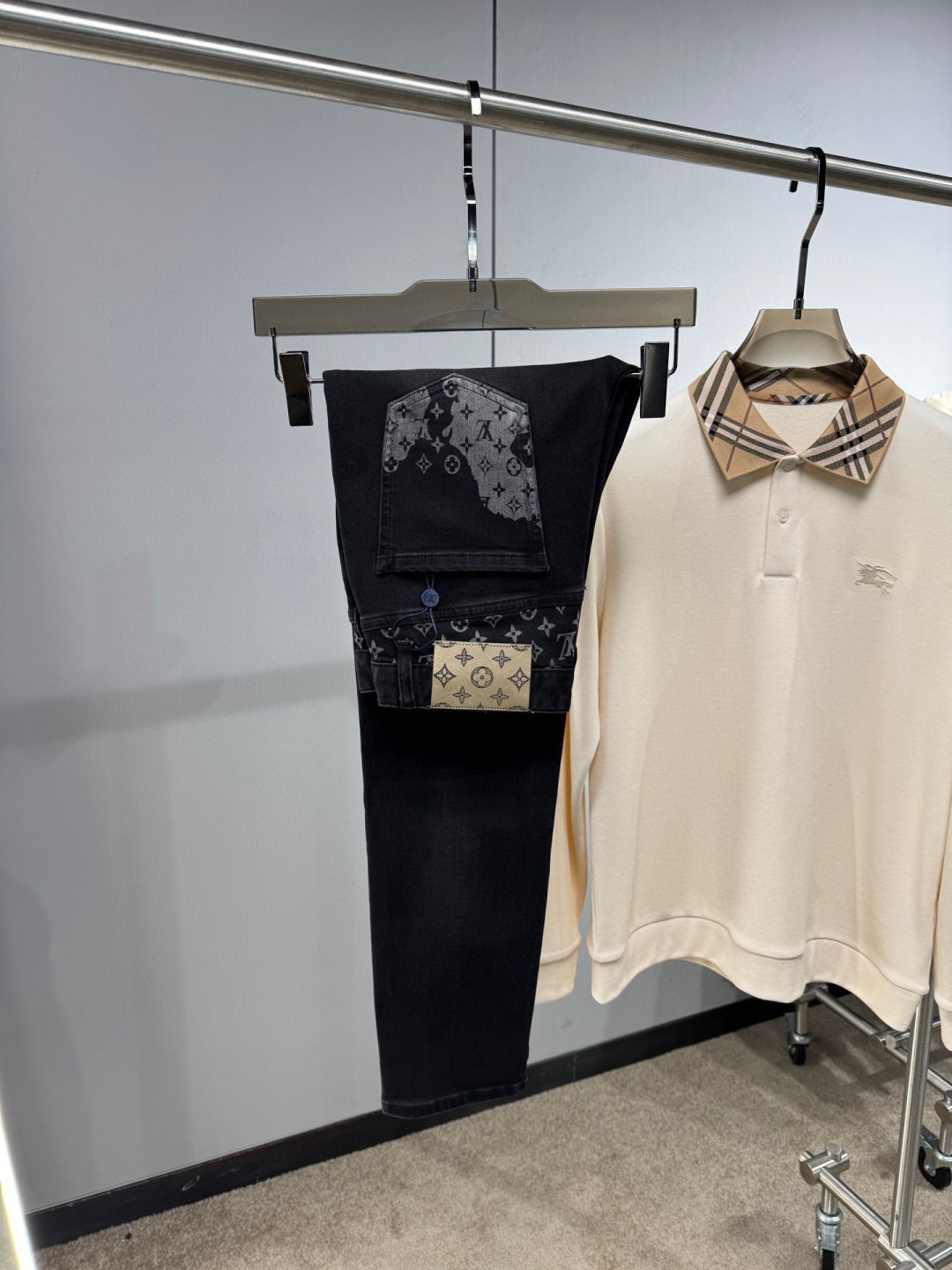 NO:569893,Louis Vuitton 2025 new autumn and winter new belt pocket printed calf slim jeans - imported original washed stretch fabric, original hardware accessories with logo, super slim fit, extremely high grade, customized buttons, heavy washing process, many hidden details, the same style as the Internet celebrity, code number 29-38, louis vuitton, jeans, alexander wang19860909Louis Vuitton2025秋冬新款腰带口袋印花小黑牛修身牛仔裤- 进口原版水洗弹力面料 原版五金辅料装logo,版型修身超正 档次极高 定制纽扣 重度水洗工艺 暗藏玄机的细节非常多 网红同款 码数29-38,,louis vuitton,jeans,alexander wang,Men's clothing