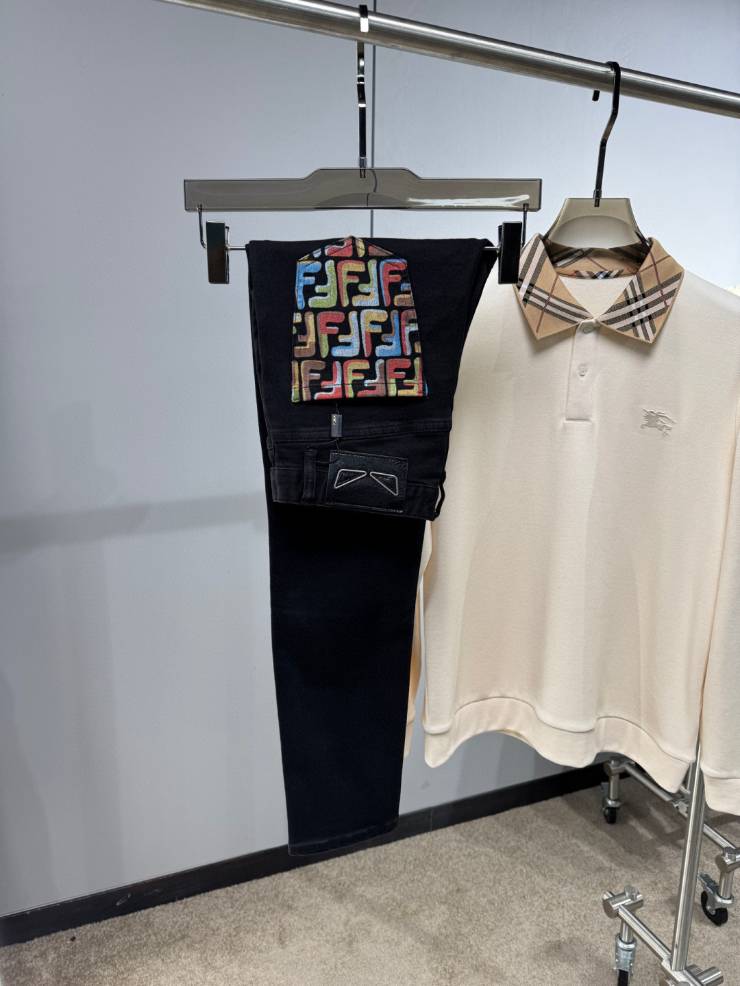 NO:569910,Fendi's latest 2025 autumn and winter jeans are on sale simultaneously at the counter. Imported solid-color fabrics. Original customization. Customer-supplied hardware accessories. Original quality. Heavy-duty washing. Fine workmanship. Excellent upper body!  The original three standards are complete, 29-36, fendi, jeans, alexander wang19860909芬迪 2025秋冬最新款牛仔裤 柜台同步发售 进口固色面料 原版定制 客供五金辅料 原单品质 重工洗水 做工走线精细 上身绝佳！原版三标齐全,29-36,,fendi,jeans,alexander wang,Men's clothing