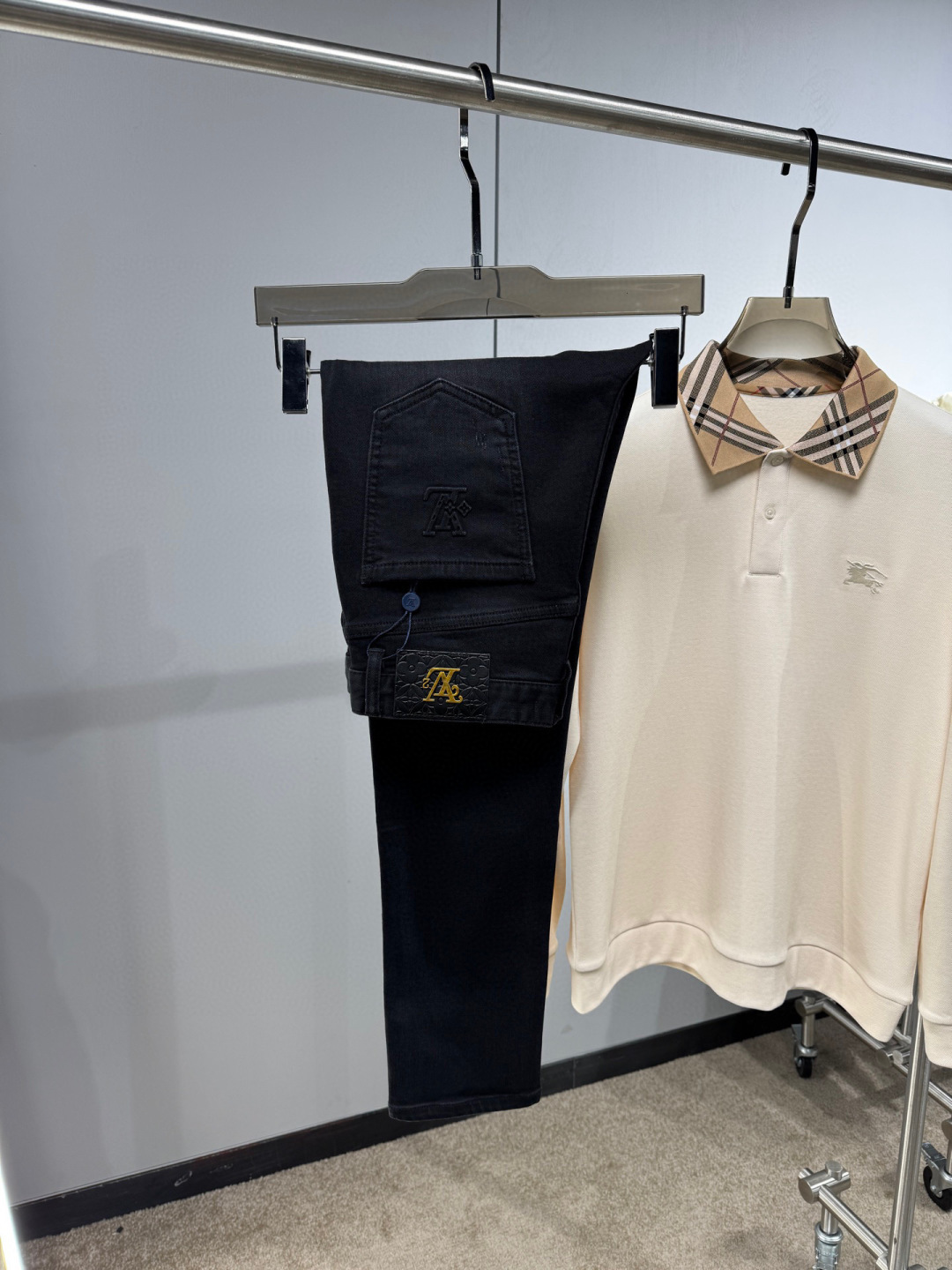 NO:569920,Louis Vuitton 2025 new autumn and winter new belt pocket printed calf slim jeans - imported original washed stretch fabric, original hardware accessories with logo, super slim fit, extremely high grade, customized buttons, heavy washing process, many hidden details, the same style as the Internet celebrity, code number 29-38, louis vuitton, jeans, alexander wang19860909Louis Vuitton2025秋冬新款腰带口袋印花小黑牛修身牛仔裤- 进口原版水洗弹力面料 原版五金辅料装logo,版型修身超正 档次极高 定制纽扣 重度水洗工艺 暗藏玄机的细节非常多 网红同款 码数29-38,,louis vuitton,jeans,alexander wang,Men's clothing