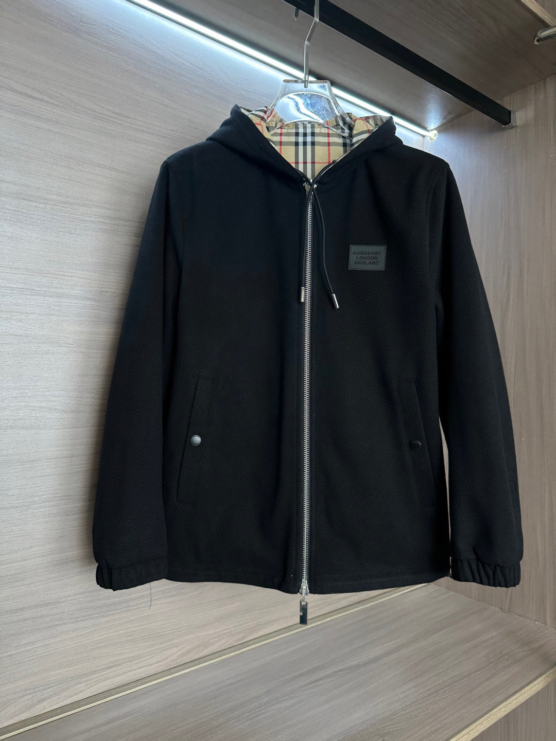 BBR巴家25FW秋冬新款羊毛连帽双面穿夹克外套，简约而利落的立领设计便足以吸引你的目光。不仅为整体造型