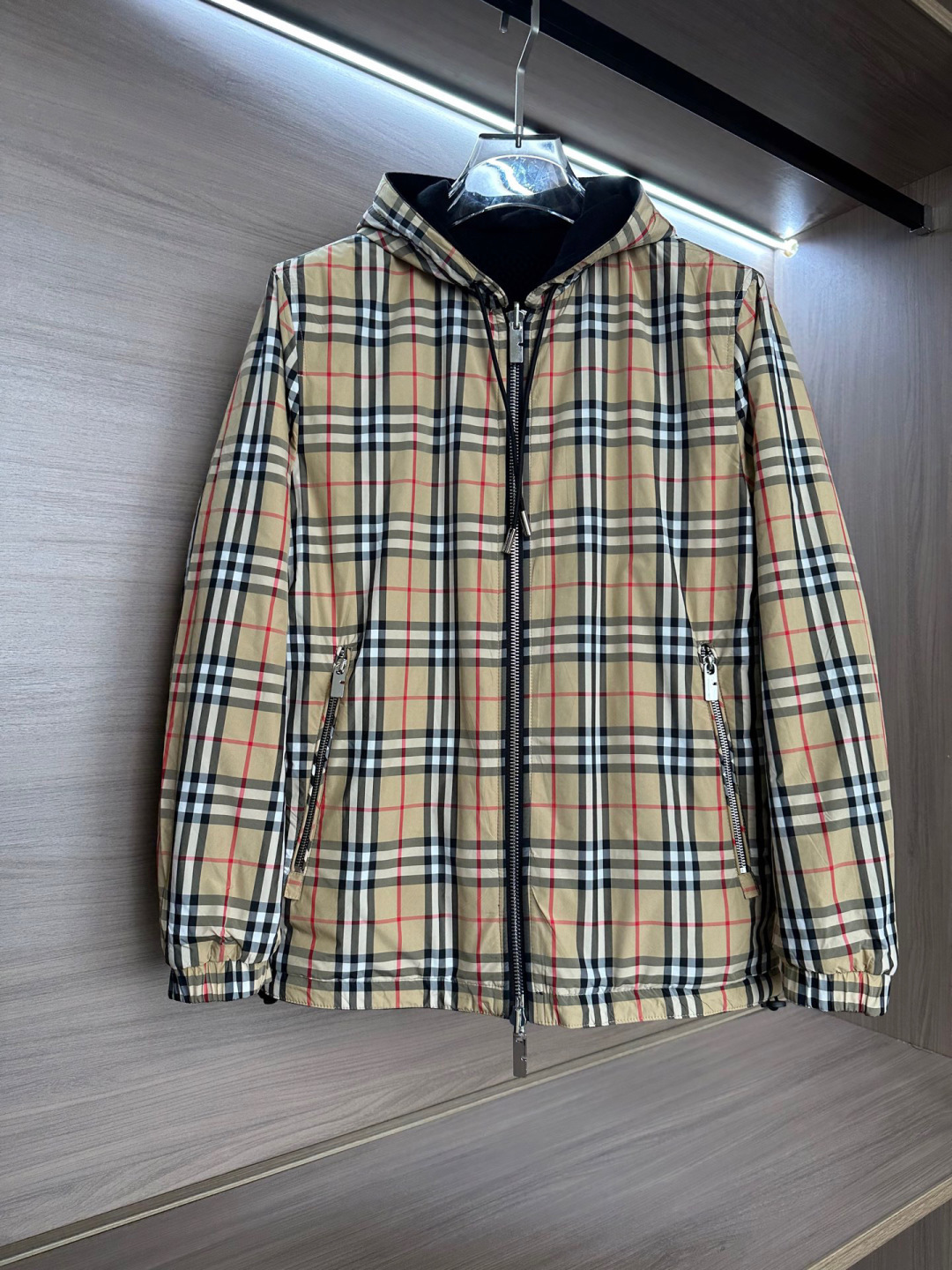 BBR巴家25FW秋冬新款羊毛连帽双面穿夹克外套，简约而利落的立领设计便足以吸引你的目光。不仅为整体造型