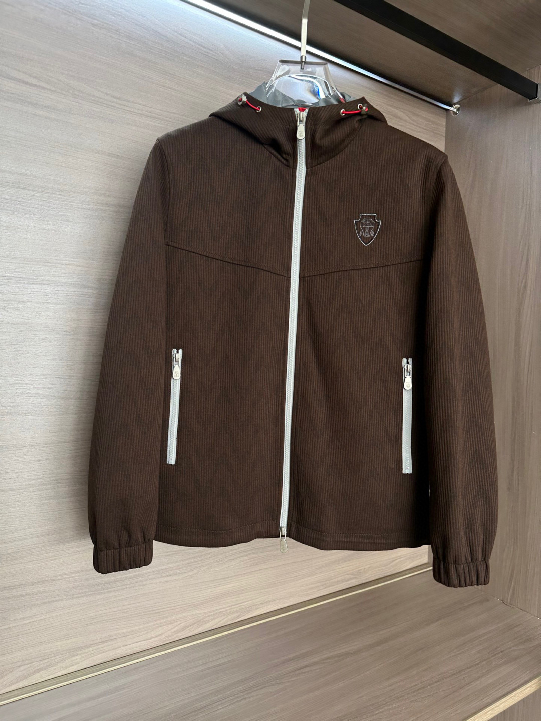 BC家2025fw男装秋冬新品条绒连帽外套Moto连帽设计，在保持时尚感的同时，还能在一定程度上抵御风寒