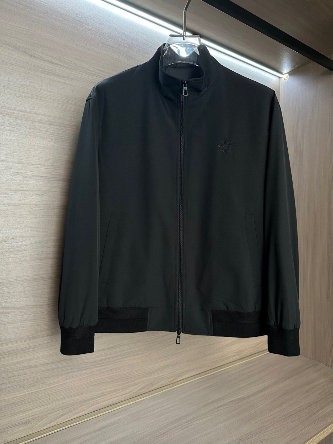 🟥lP🆕 诺悠翩雅羊毛立领夹克外套，简约而利落的立领设计便足以吸引你的目光。不仅为整体造型增添了一份干练