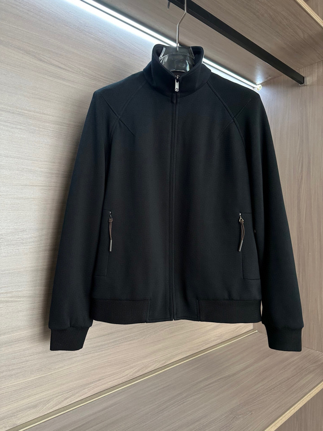 ZEGNA/杰尼亚 2025fw男装秋冬新品Moto立领设计，在保持时尚感的同时，还能在一定程度上抵御风