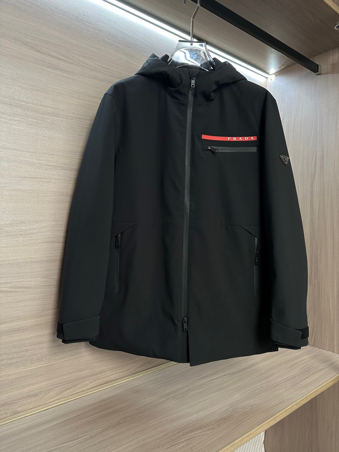 羽绒 Prada 普拉达 25秋冬红条系列连帽中长款夹克羽绒内冲100g-90白鸭绒,轻薄有型,上身不臃