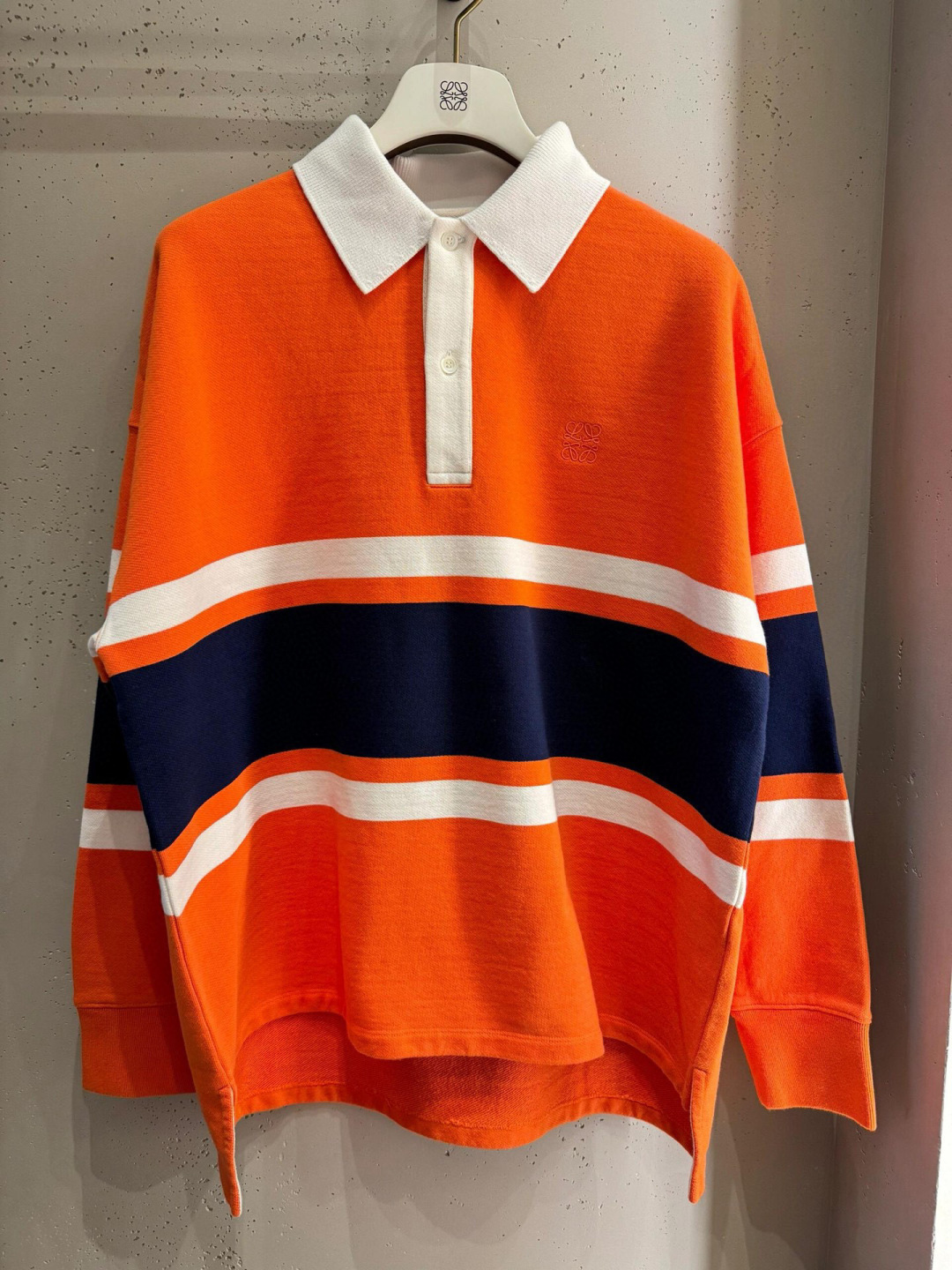 Loewe Anagram 刺绣Polo衫定制中克重棉质回圈抓绒提花布 质感十足 厚重扎实 每一寸都蕴含