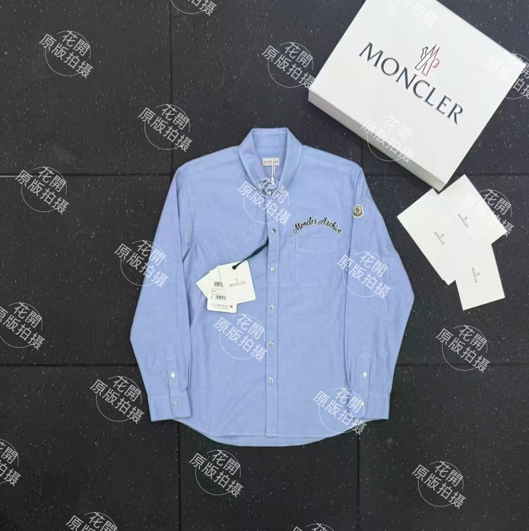 Moncler 标识刺绣牛津棉衬衫定制定染云纹纯棉牛津纺 如云朵般的柔软 轻盈细腻 以雾灰调浅蓝为笔 在