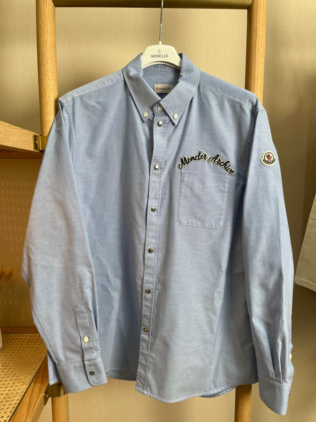 Moncler 标识刺绣牛津棉衬衫定制定染云纹纯棉牛津纺 如云朵般的柔软 轻盈细腻 以雾灰调浅蓝为笔 在