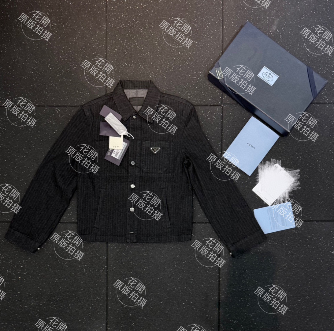Prada 三角标牛仔夹克定制曜石精洗单宁丝绒感牛仔料 质感上乘 紧实细腻 纯粹之黑 深邃如夜 神秘且蕴