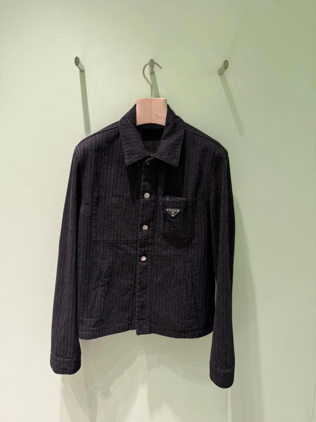 Prada 三角标牛仔夹克定制曜石精洗单宁丝绒感牛仔料 质感上乘 紧实细腻 纯粹之黑 深邃如夜 神秘且蕴