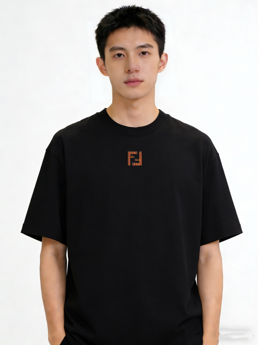 Fendi2026春夏新款黑色FF Logo T恤极简黑，是永不过时的高级FENDI这件黑T，把“少即是