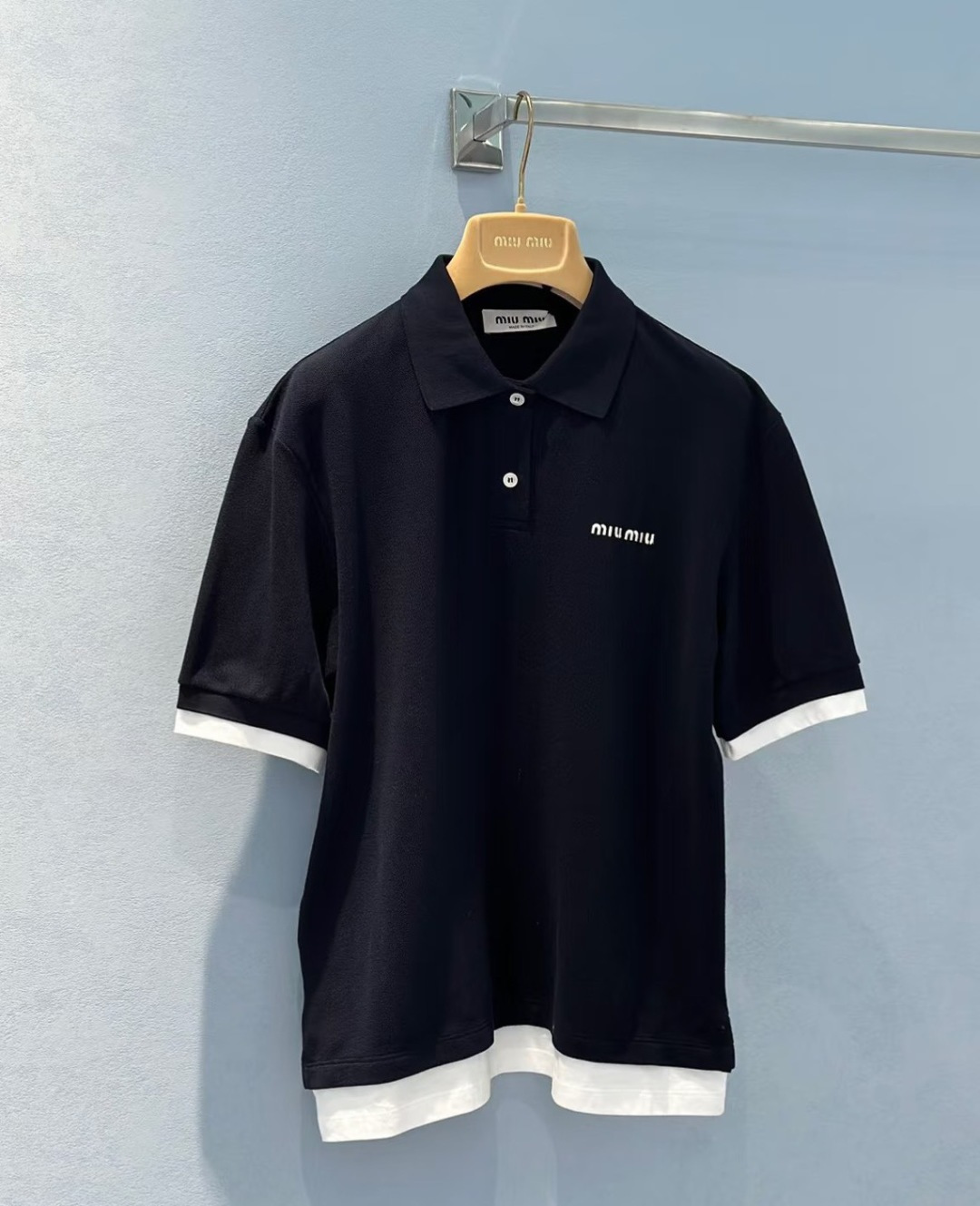 Miu Miu 2026春夏新款藏青假两件Polo衫经典藏青，撞出少年感袖口与下摆的白边拼接，是假两件的