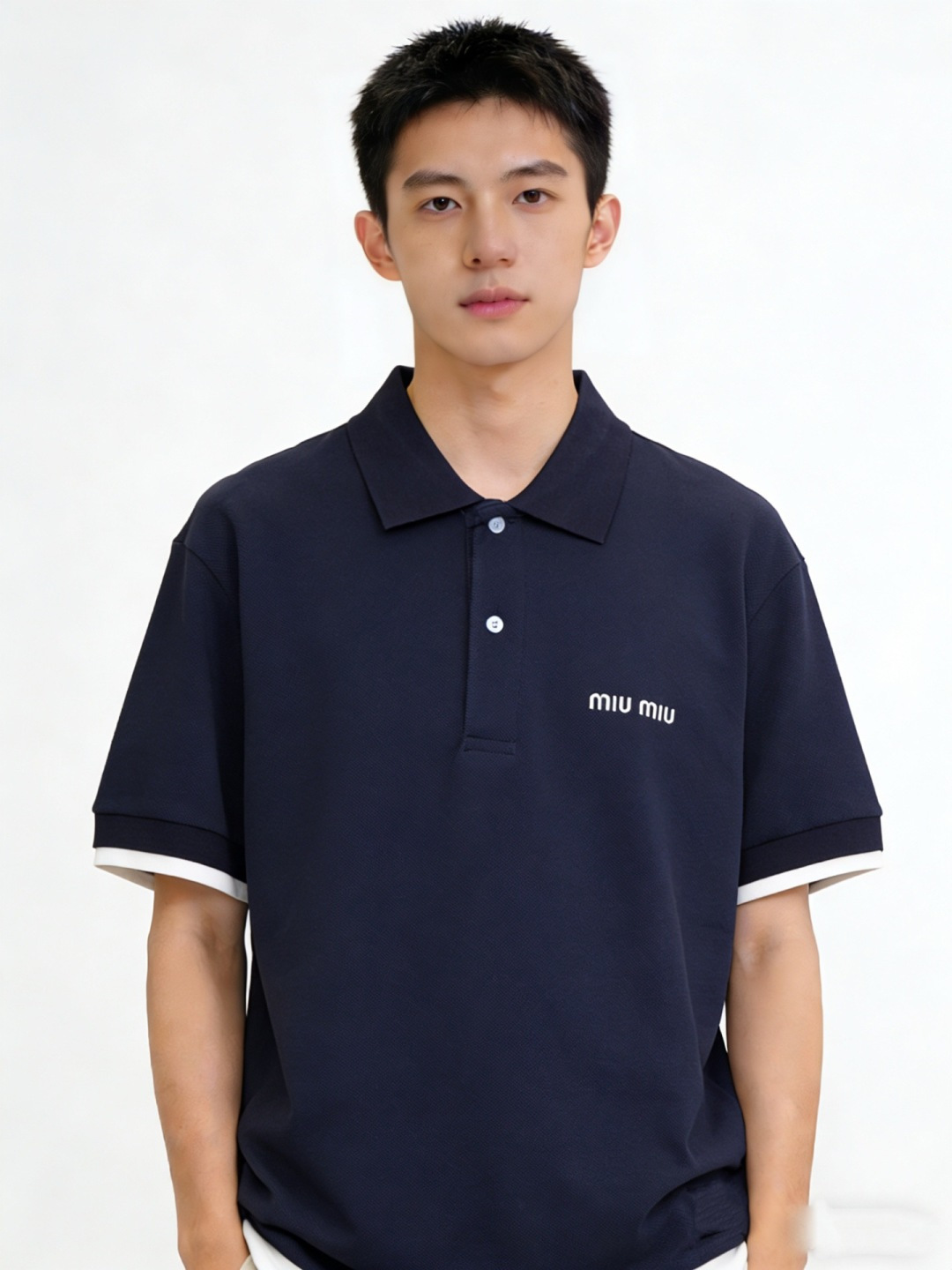 Miu Miu 2026春夏新款藏青假两件Polo衫经典藏青，撞出少年感袖口与下摆的白边拼接，是假两件的