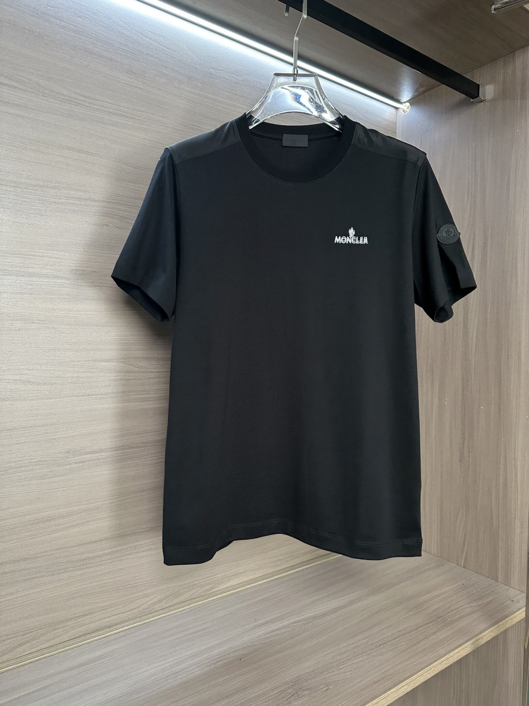🔥MON蒙口男士时装款圆领短袖T恤，26SS春夏新品，超火爆人气单品！极符合巴美学基调的一款T恤，造型设