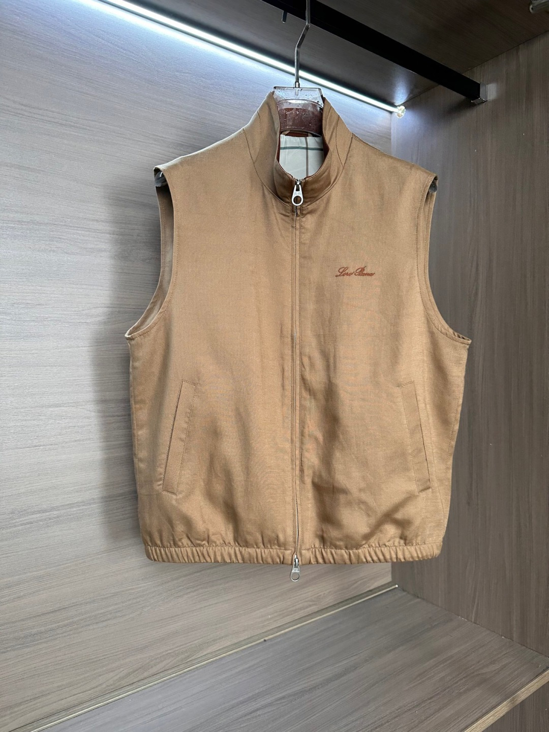 26ss 早春新品Loro piana轻奢立领马甲 | 把高级感穿在日常甄选高支面料，触感软糯，垂坠有型