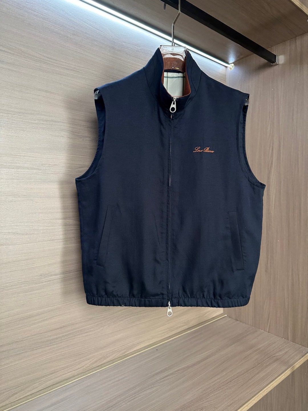 26ss 早春新品Loro piana轻奢立领马甲 | 把高级感穿在日常甄选高支面料，触感软糯，垂坠有型