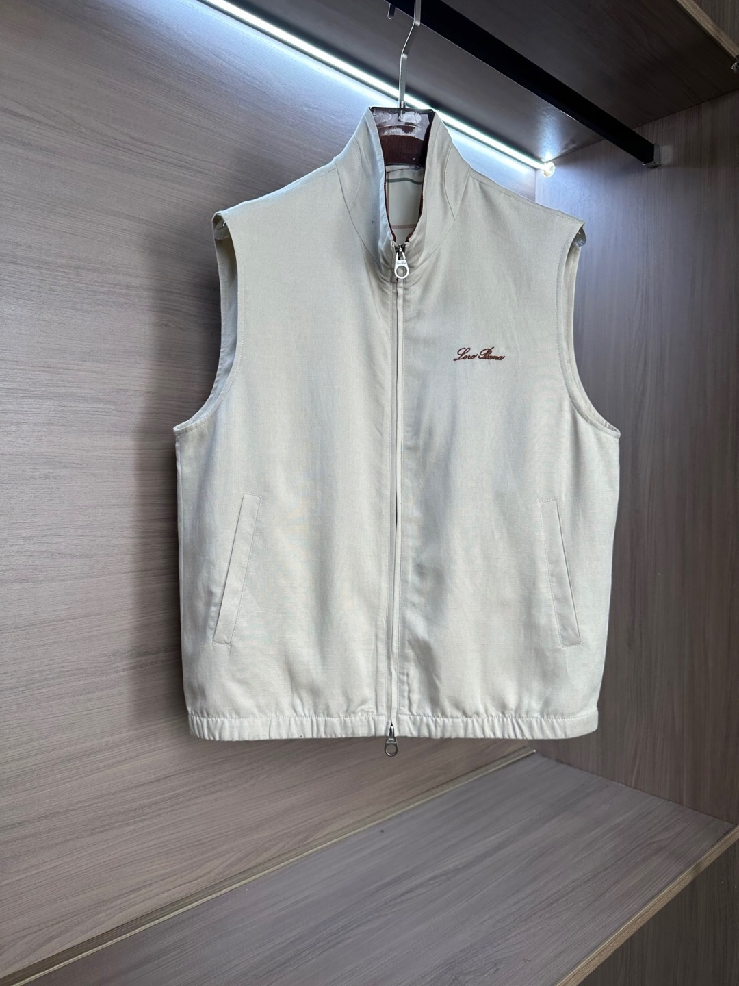 26ss 早春新品Loro piana轻奢立领马甲 | 把高级感穿在日常甄选高支面料，触感软糯，垂坠有型