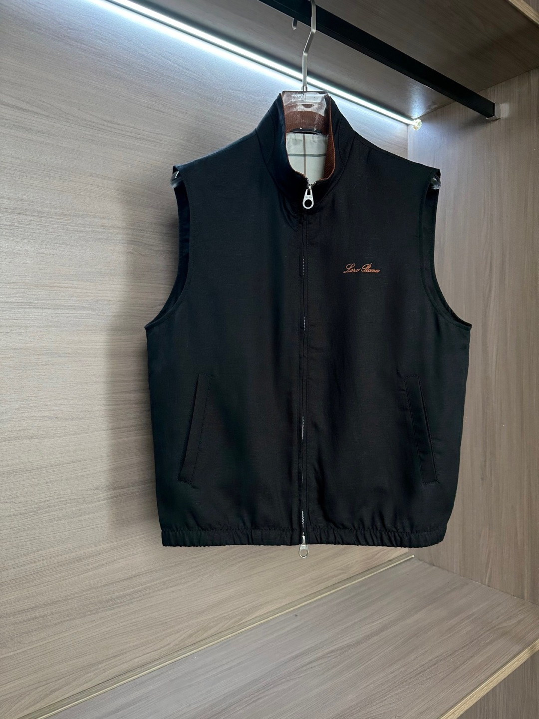 26ss 早春新品Loro piana轻奢立领马甲 | 把高级感穿在日常甄选高支面料，触感软糯，垂坠有型