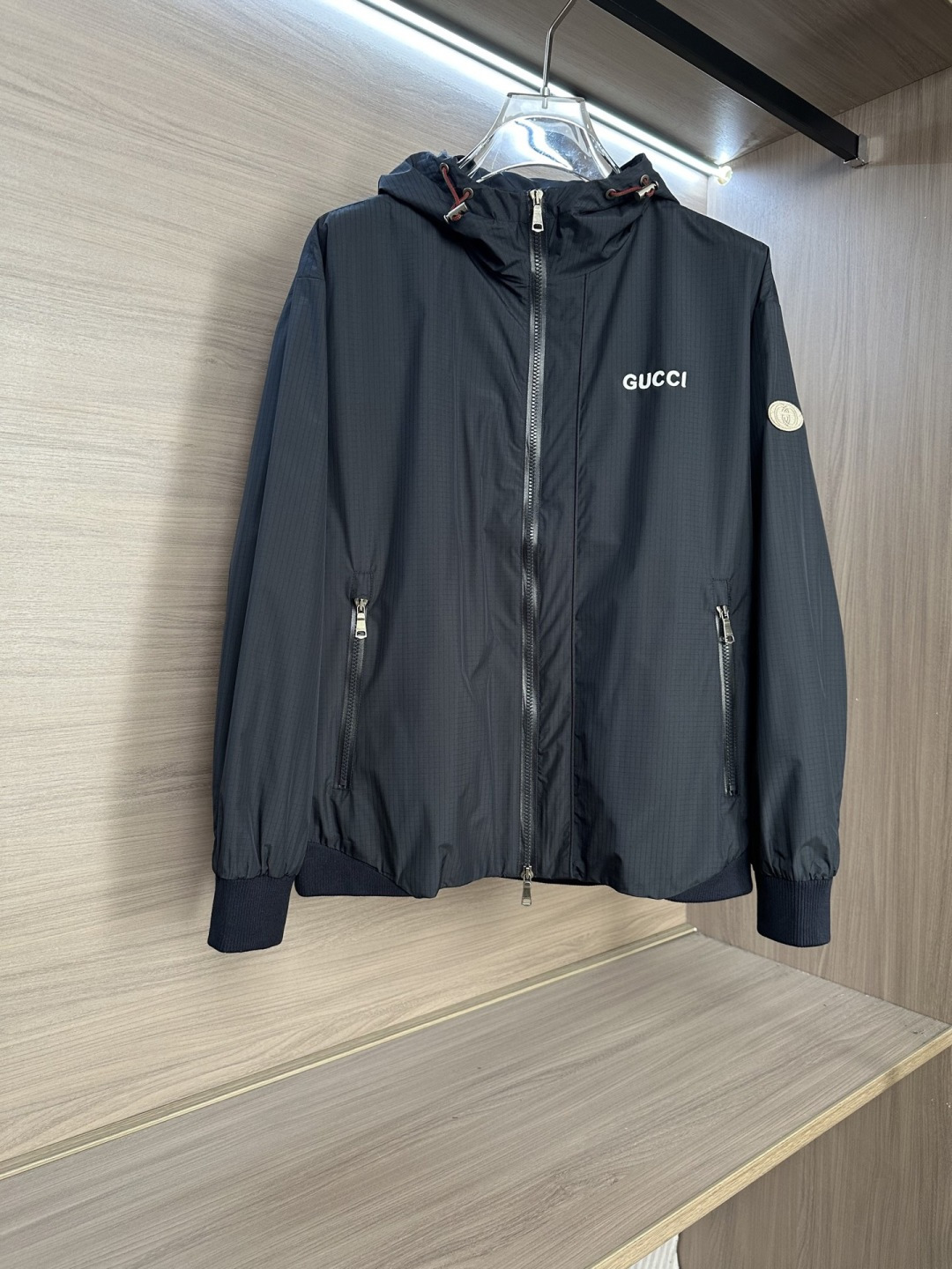 GUUCI顶奢新品！26 年春夏薄外套，连帽款，选用顶级原版材质，其质感让你爱不释手 ，超柔 超软 超细