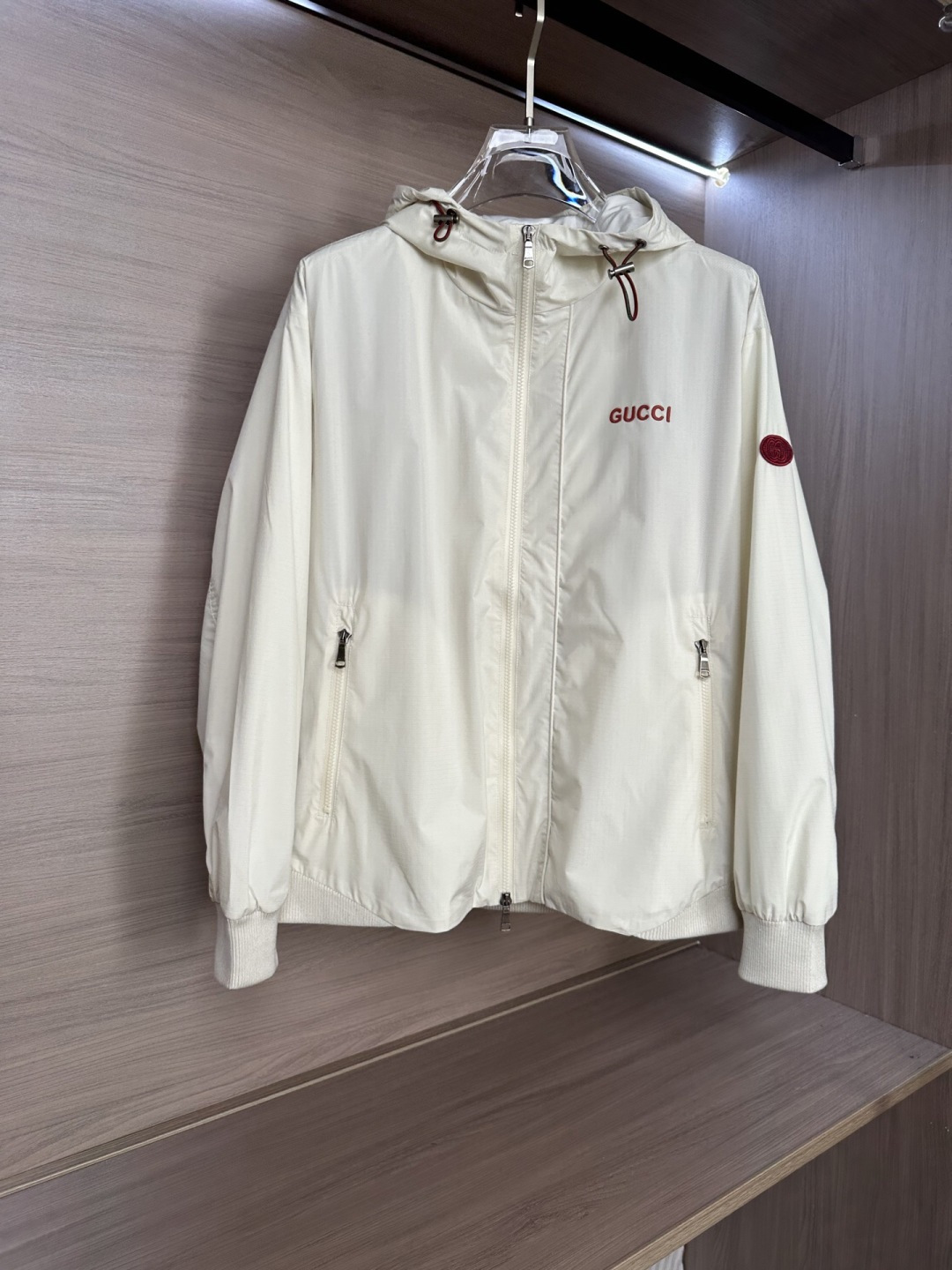 GUUCI顶奢新品！26 年春夏薄外套，连帽款，选用顶级原版材质，其质感让你爱不释手 ，超柔 超软 超细