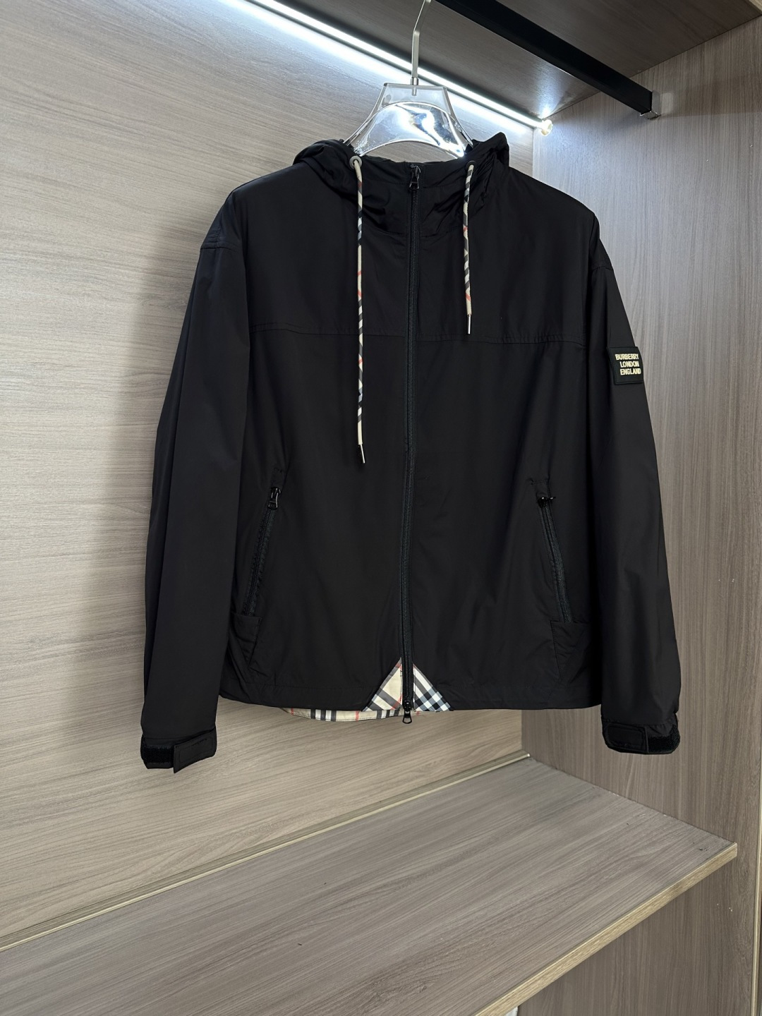 BURBERRY巴宝莉 26春夏新品 轻盈外套，呈现休闲版型。其上点缀字母印花贴花，双向拉链开合，抽绳式