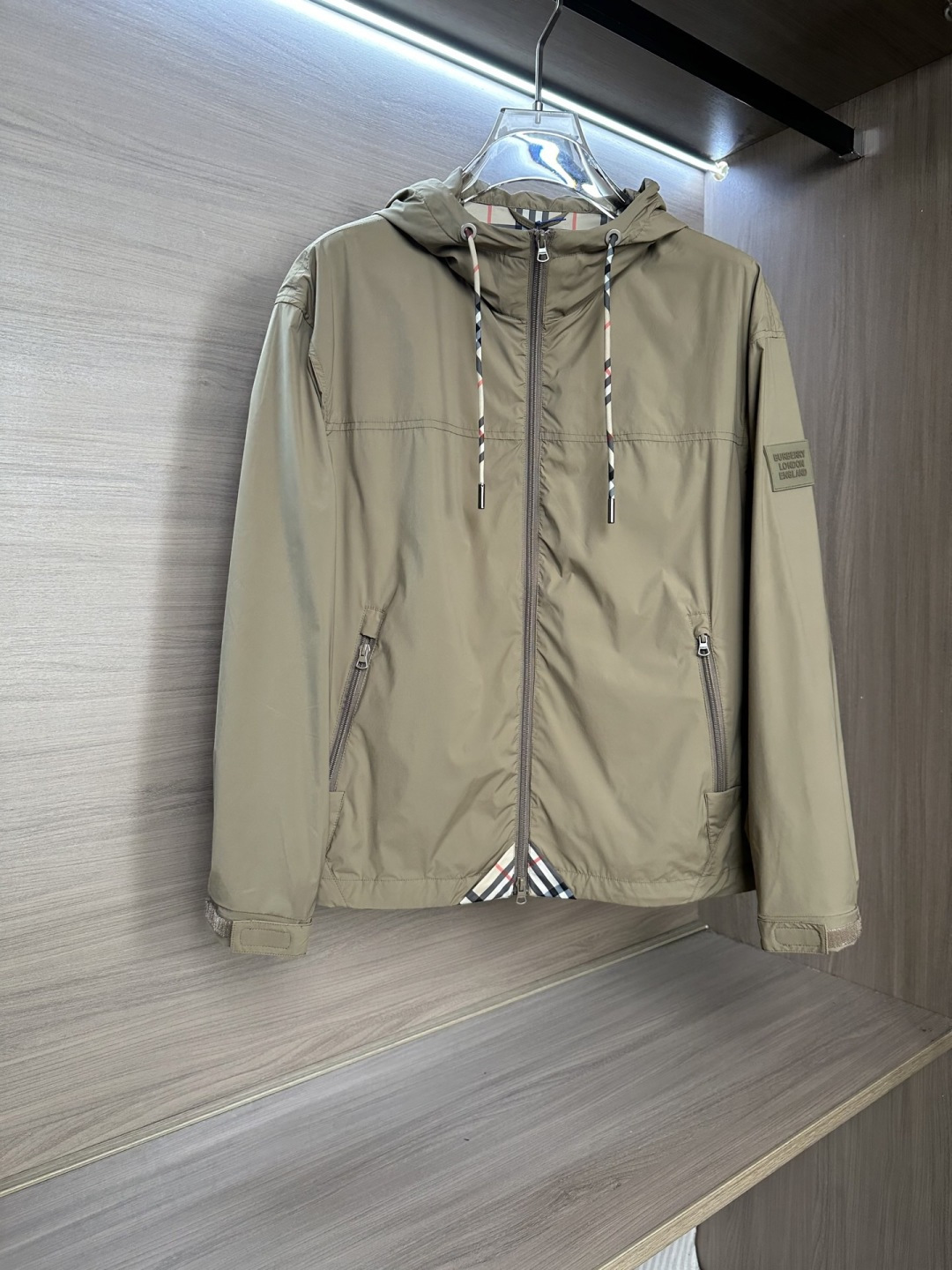 BURBERRY巴宝莉 26春夏新品 轻盈外套，呈现休闲版型。其上点缀字母印花贴花，双向拉链开合，抽绳式