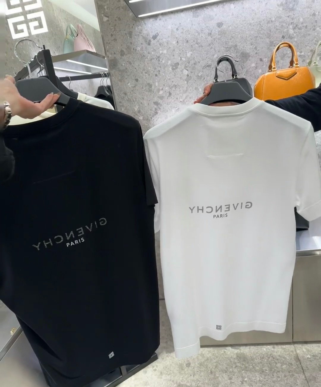 Givenchy纪梵希2026春夏经典背后的Logo与“PARIS”字样，打破常规，自带辨识度，低调中透