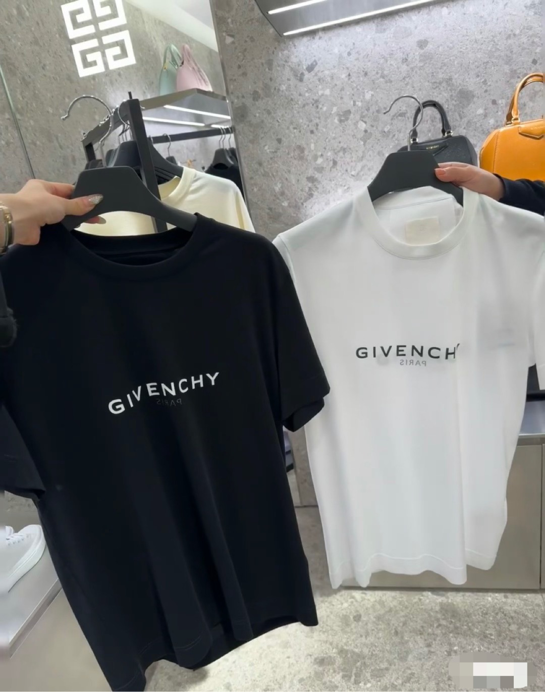 Givenchy纪梵希2026春夏经典背后的Logo与“PARIS”字样，打破常规，自带辨识度，低调中透