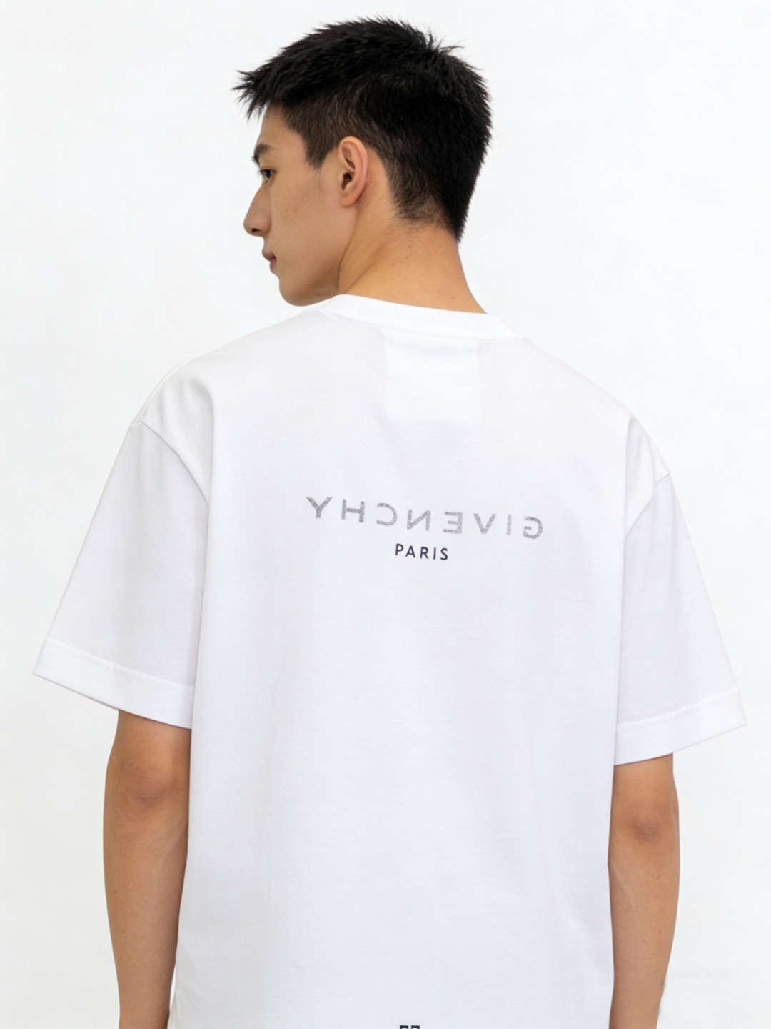 Givenchy纪梵希2026春夏经典背后的Logo与“PARIS”字样，打破常规，自带辨识度，低调中透