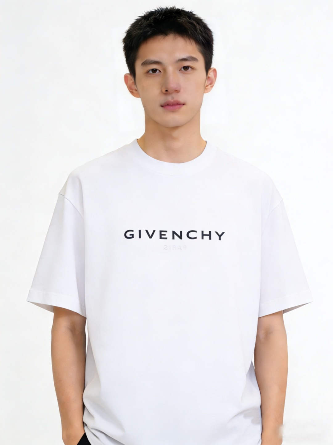 Givenchy纪梵希2026春夏经典背后的Logo与“PARIS”字样，打破常规，自带辨识度，低调中透