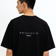 Givenchy纪梵希2026春夏经典背后的Logo与“PARIS”字样,打破常规,自带辨识度,低调中透 Givenchy纪梵希2026春夏经典背后的Logo与“PARIS”字样,打破常规,自带辨识度,低调中透