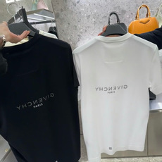 Givenchy纪梵希2026春夏经典背后的Logo与“PARIS”字样,打破常规,自带辨识度,低调中透 Givenchy纪梵希2026春夏经典背后的Logo与“PARIS”字样,打破常规,自带辨识度,低调中透
