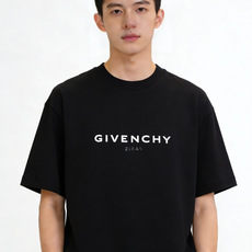 Givenchy纪梵希2026春夏经典背后的Logo与“PARIS”字样,打破常规,自带辨识度,低调中透 Givenchy纪梵希2026春夏经典背后的Logo与“PARIS”字样,打破常规,自带辨识度,低调中透