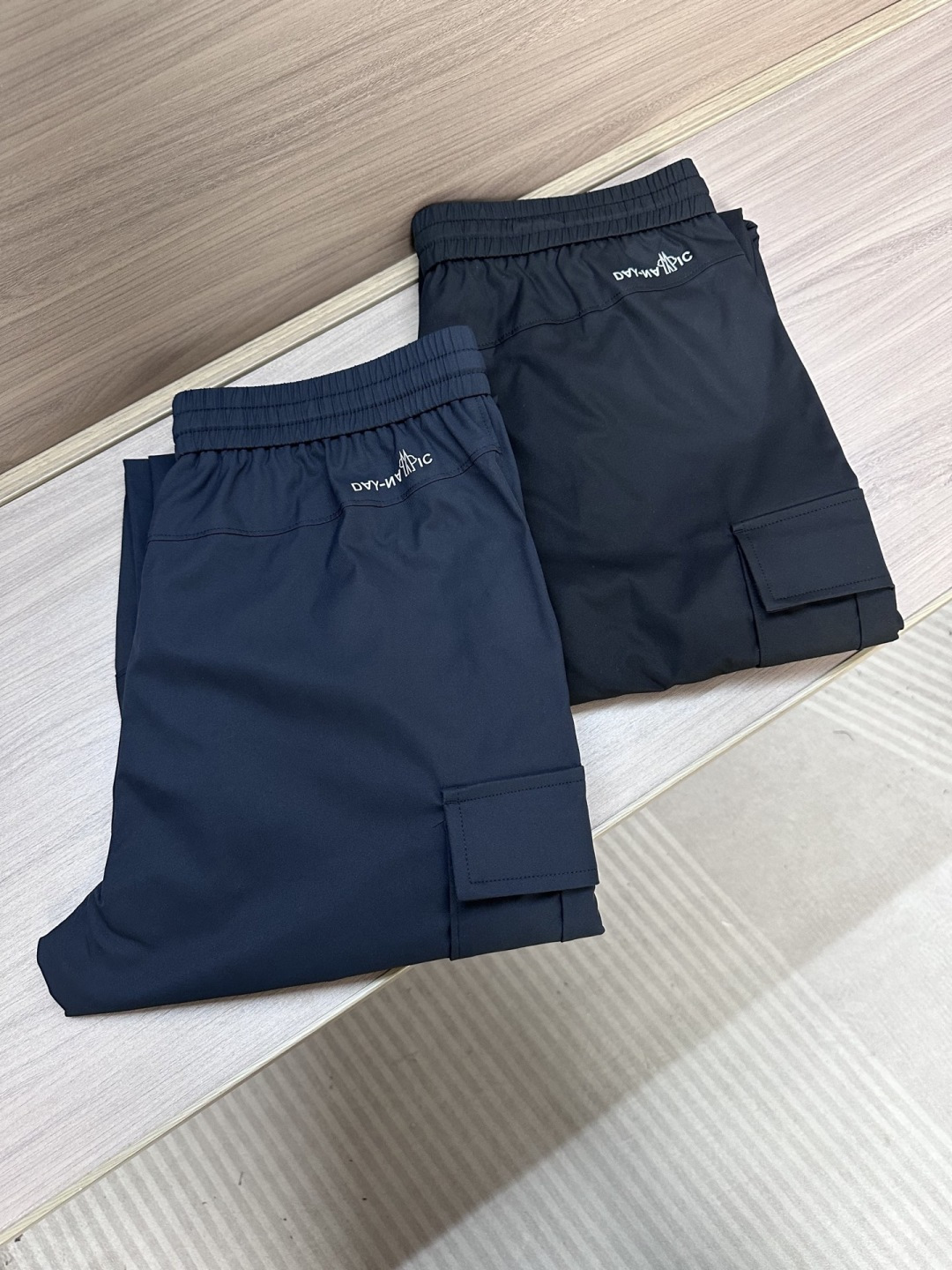 Mon蒙口26SS春夏休闲裤，高端品质，高级定制面料，舒适透气，版型时尚，适合各种搭配颜色：黑色，藏蓝码