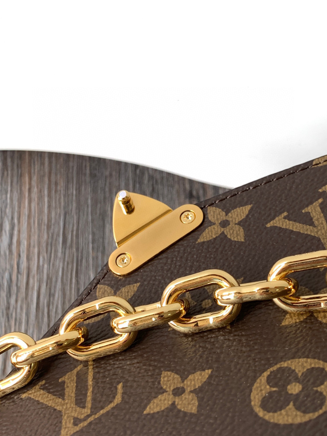 Louis Vuitton 邮差包Pochette Métis East West 手袋