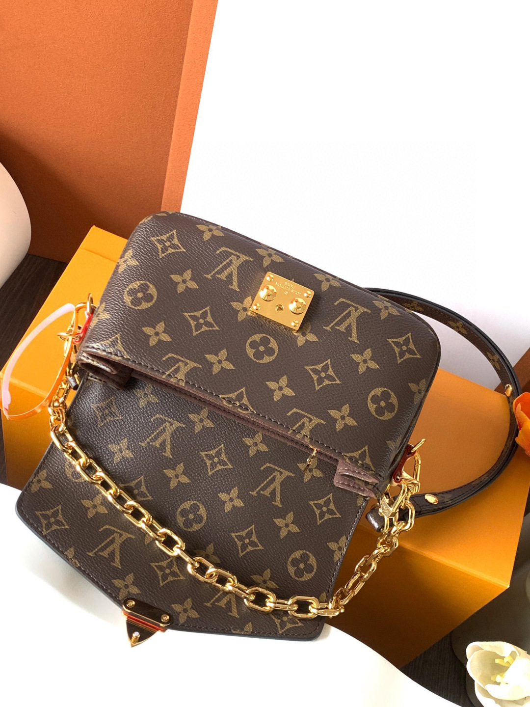 Louis Vuitton 邮差包Pochette Métis East West 手袋