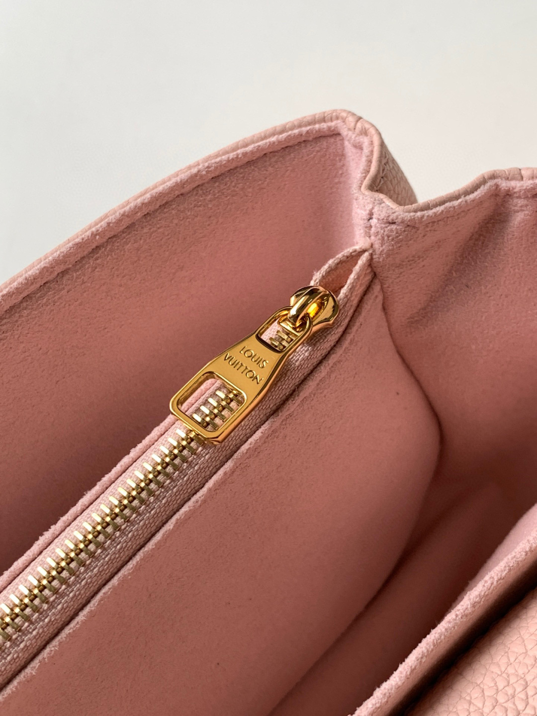 Louis Vuitton 动态变码芯片