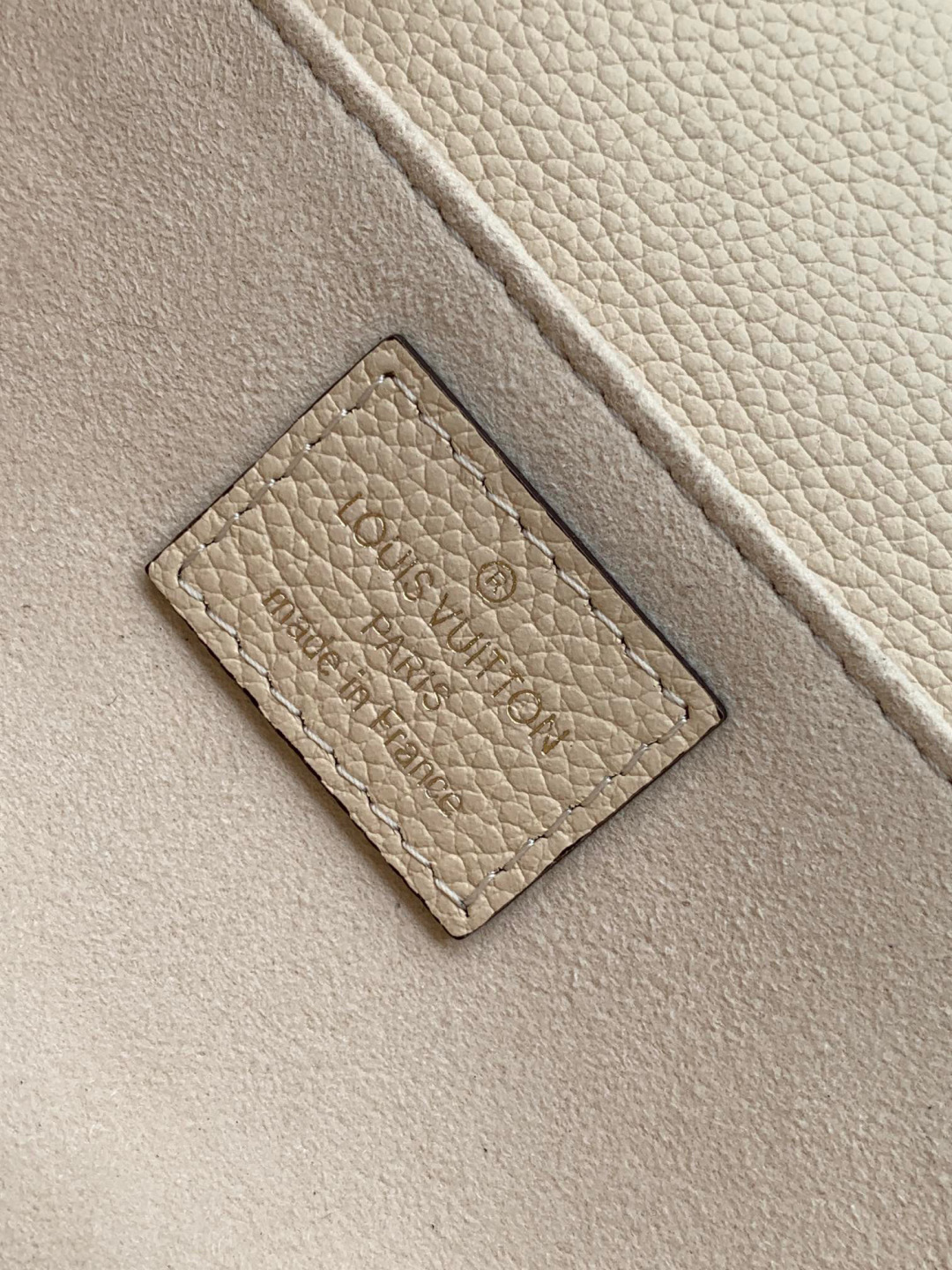 Louis Vuitton 邮差包Pochette Métis East West 手袋