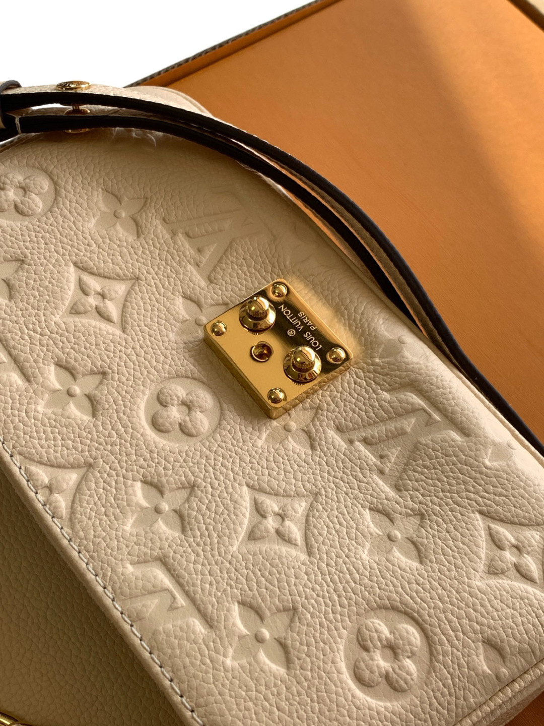 Louis Vuitton 邮差包Pochette Métis East West 手袋