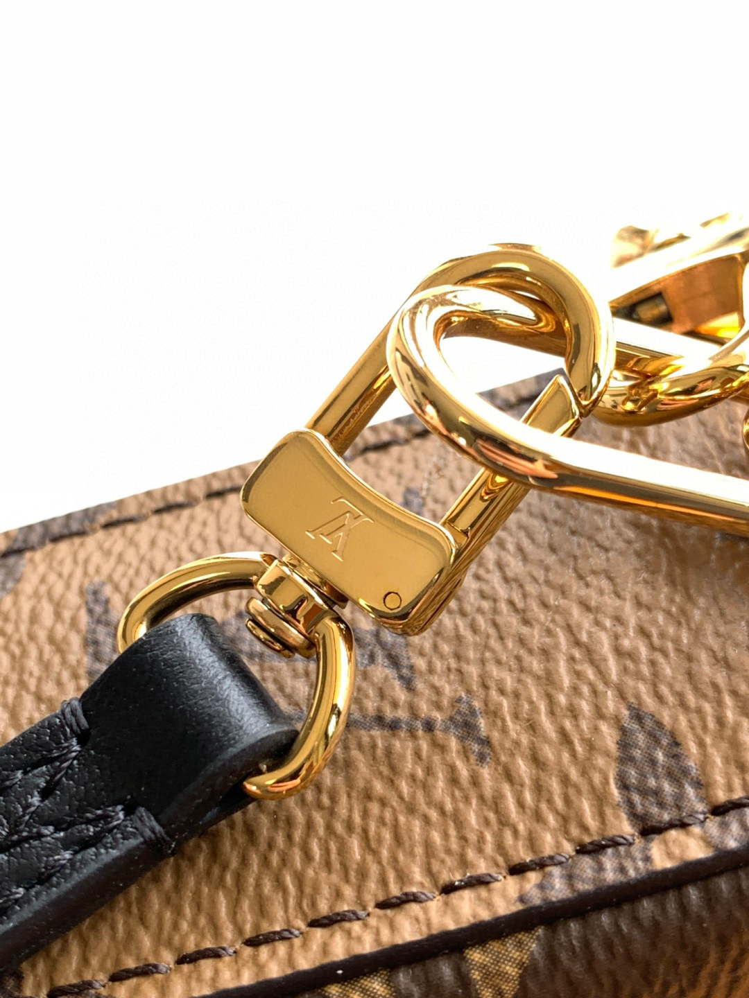 Louis Vuitton 全钢 M13147 SlimTrunk手袋以优雅之姿亮相2025 Cruise早春秀场