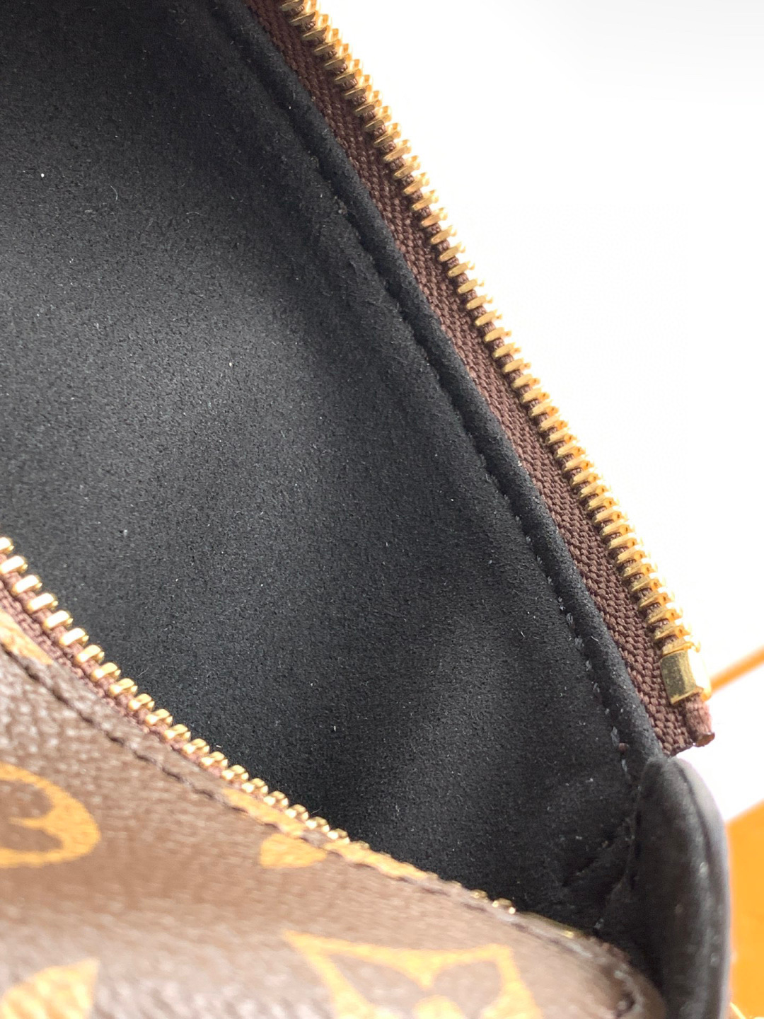 Louis Vuitton 全钢 M13147 SlimTrunk手袋以优雅之姿亮相2025 Cruise早春秀场